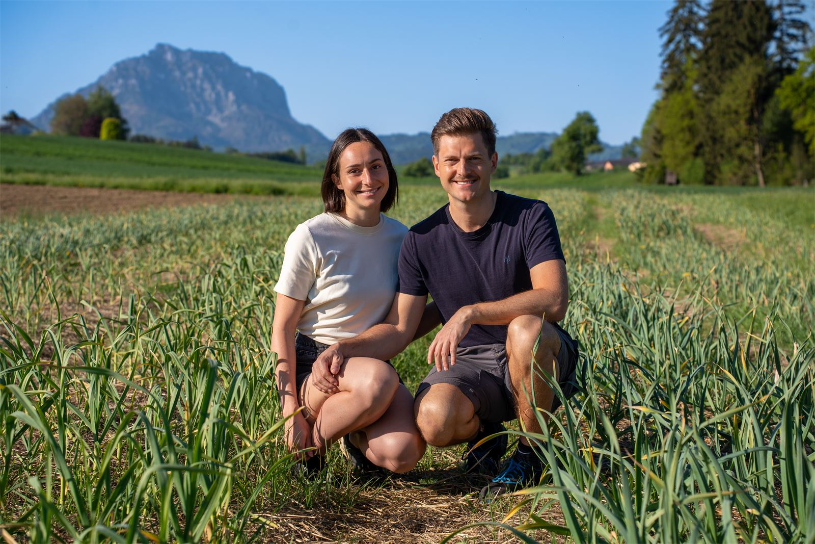 Julia und Marco im Knoblauchfeld